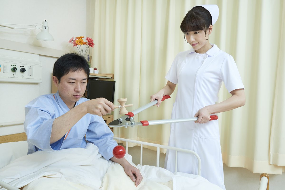 患者のけん玉の糸を切る看護師 看護師フリー写真素材サイト スキマナース