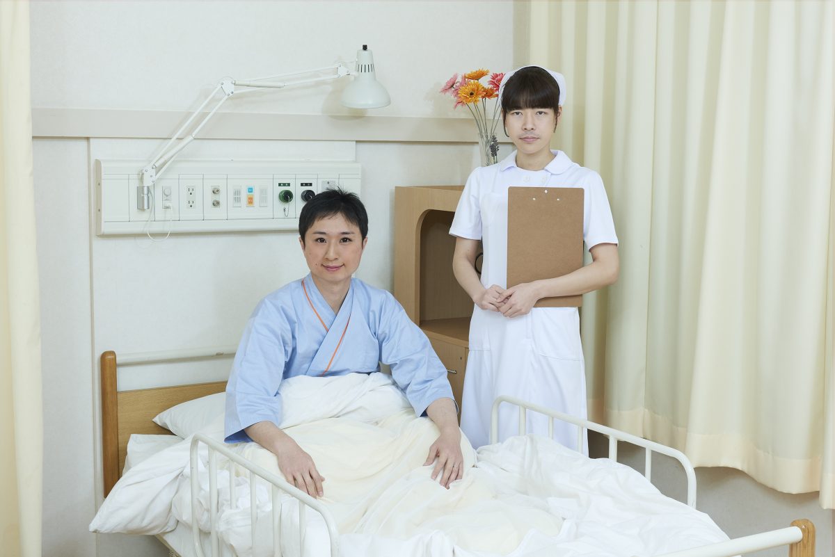 顔が入れ替わってしまった看護師と患者 看護師フリー写真素材サイト スキマナース