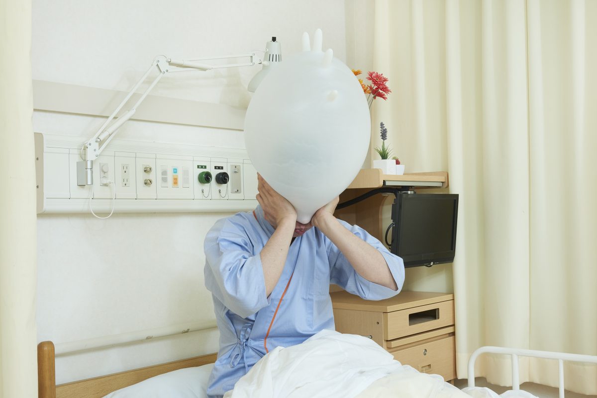ゴム手袋を鼻息だけで割る患者 看護師フリー写真素材サイト スキマナース