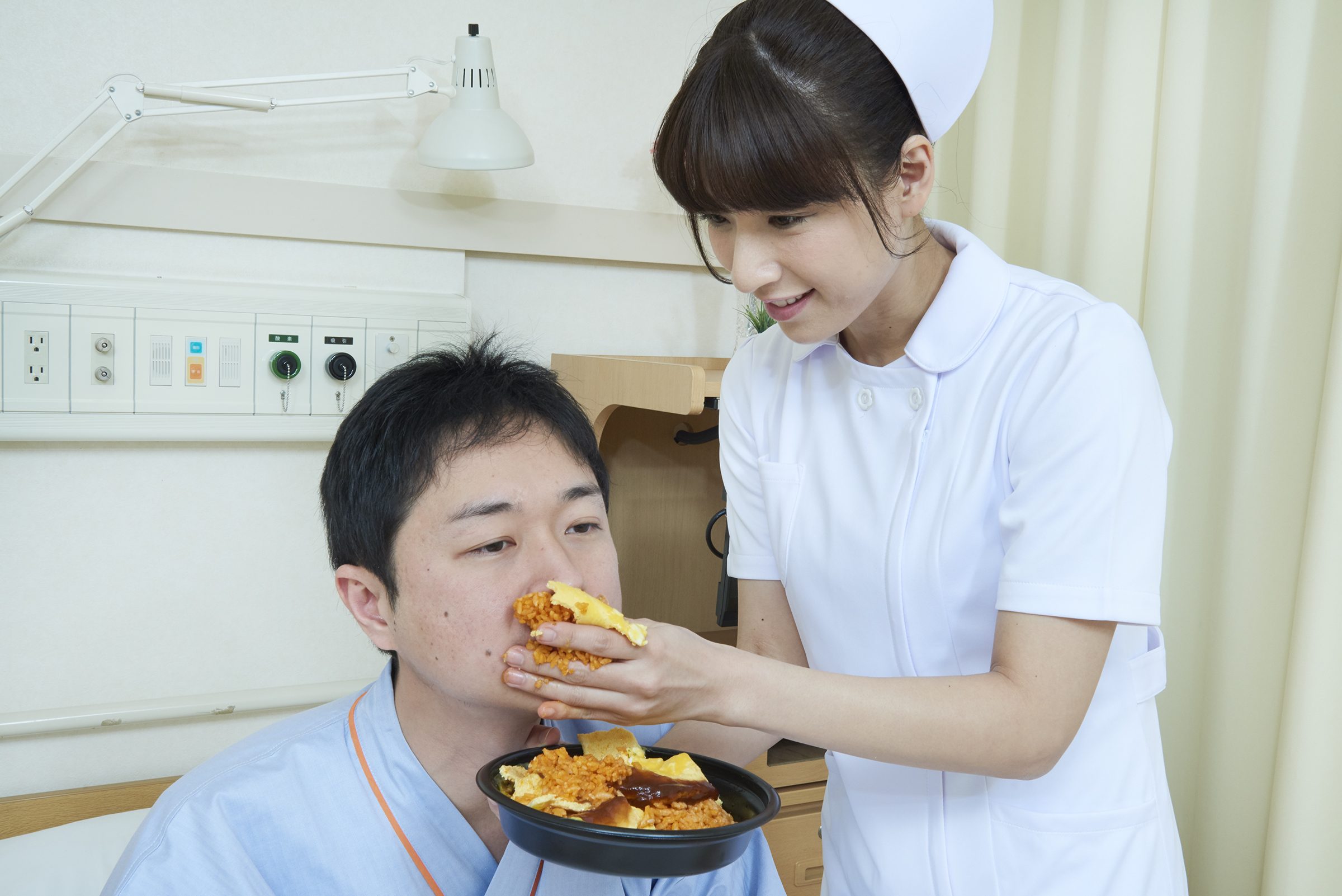 患者に手づかみでオムライスを食べさせる看護師 看護師フリー写真素材サイト スキマナース Free Download Nude Photo Gallery